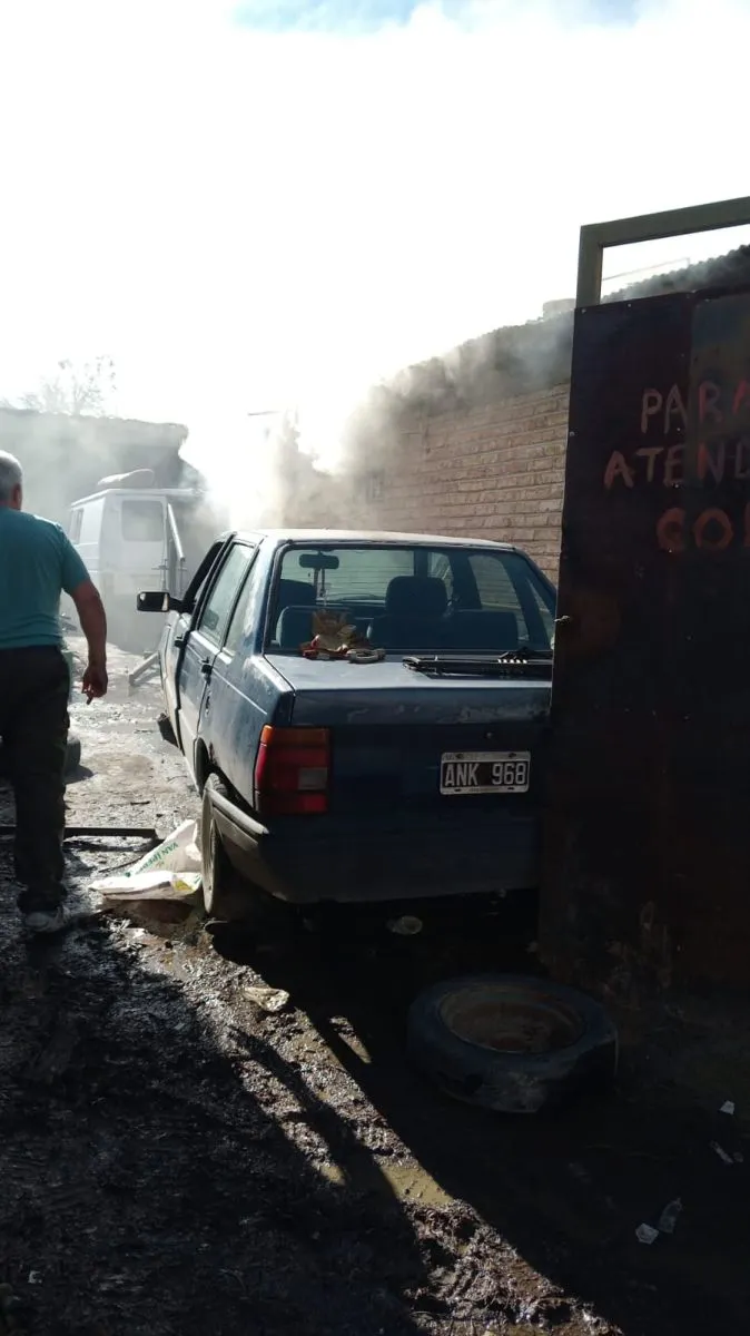 Bomberos y equipos de emergencia trabajaron para controlar el incendio y asistir a las personas afectadas. Foto: Gentileza.