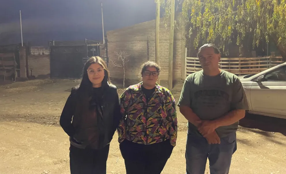 Las tres familias viven sobre calle Los Cisnes al 1200 y aseguran que son las únicas del sector que aún no cuentan con gas natural, pese a que las viviendas ubicadas enfrente sí tienen el servicio. Foto ANR