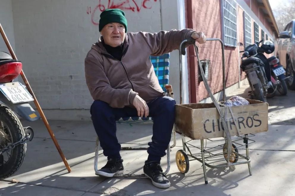 "Yo me crié acá y considero a todo el mundo mi amigo", aseguró Mateo Reyes, quien diariamente vende sus productos en la esquina de Villegas y Felix Heredia. Foto Tania Domenicucci-ANR