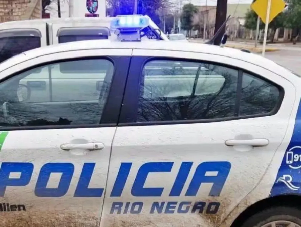 Finalmente se pudo reducir al joven que amenazaba con quitarse la vida. Foto: gentileza.
