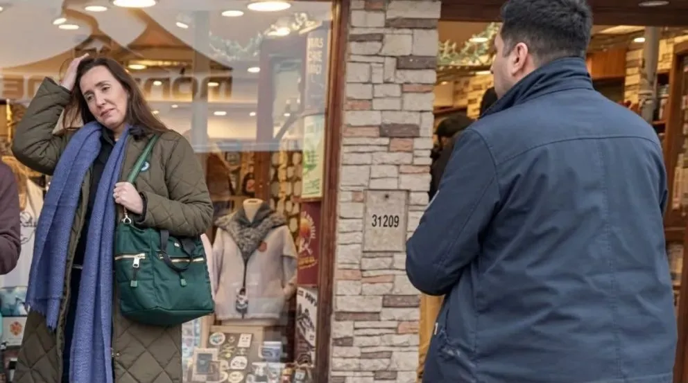 Victoria Villarruel se fotografió con turistas en calle Mitre. Foto: gentileza.