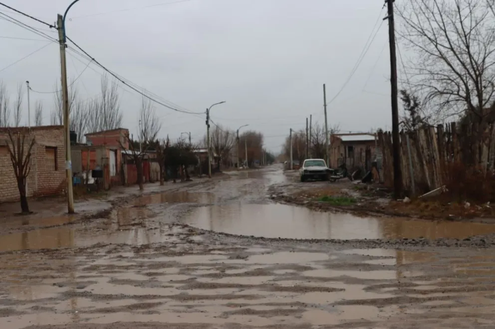 Muchos vecinos  se encontraron con calles cubiertas de agua y barro. Foto: Tania Domenicucci