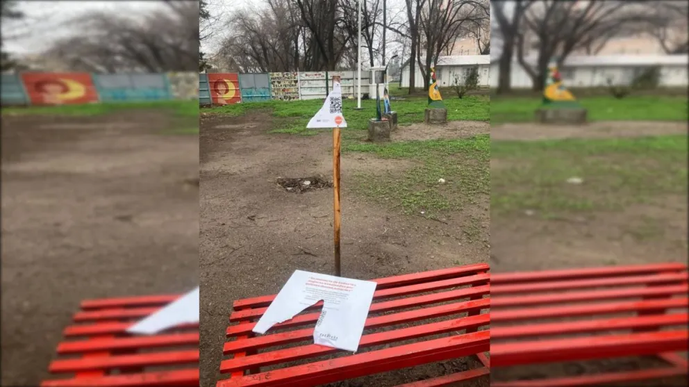 El cartel apareció vandalizado en el predio del hospital. 