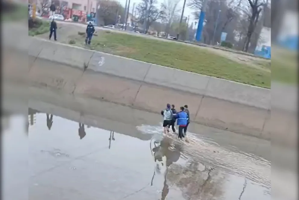 El rápido accionar de la Policía salvó la vida de una adolescente en el canal de riego. (Foto: captura)