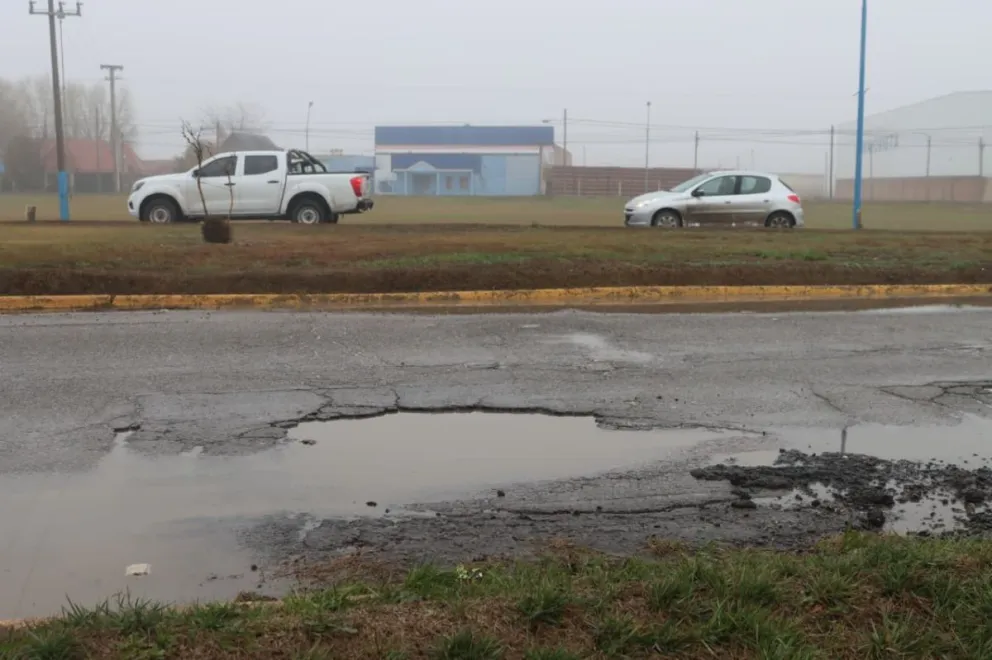 Los baches en el pavimento generó que camiones y autos realizaran maniobras de evasión. Foto: Tania Domenicucci