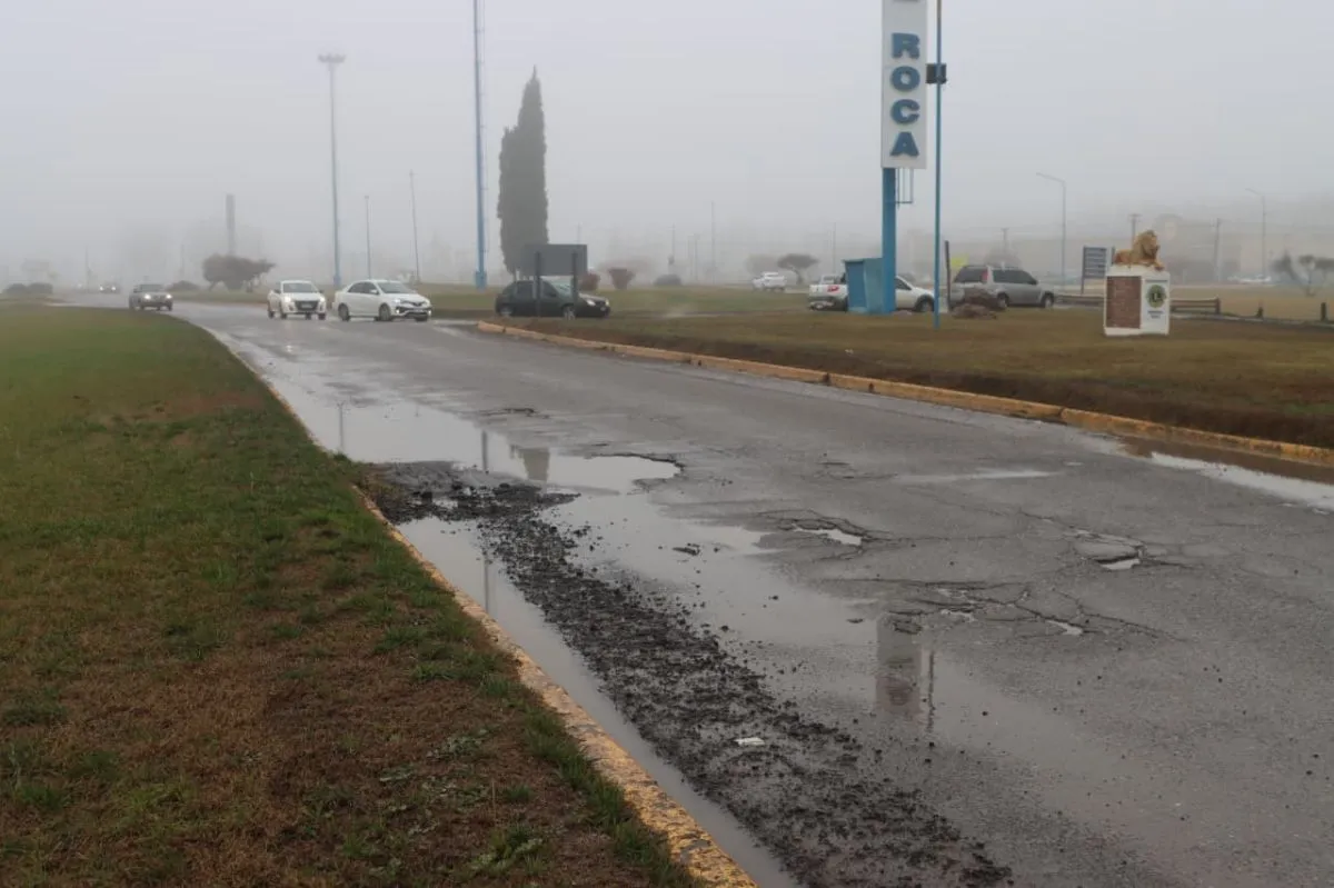 El deterioro de la Ruta Nacional 22, a la altura del acceso a Roca, se profundiz&oacute; despu&eacute;s de las &uacute;ltimas lluvias. Foto: Tania Domenicucci.