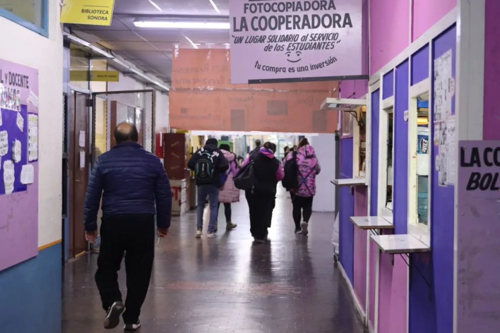 Las autoridades de la Fadecs expresaron su preocupación por los ataques a banderas estudiantiles y otros episodios ocurridos en la UNCo. Foto: Tania Domenicucci