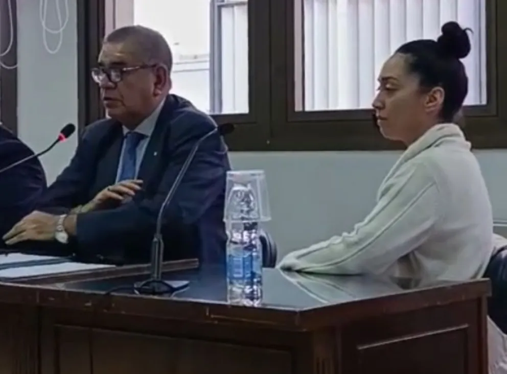 Mariela Fernanda Marzano fue imputada este viernes en los Tribunales Federales de Roca y continuará el proceso en libertad mientras avanza la investigación. Foto: Tania Domenicucci.
