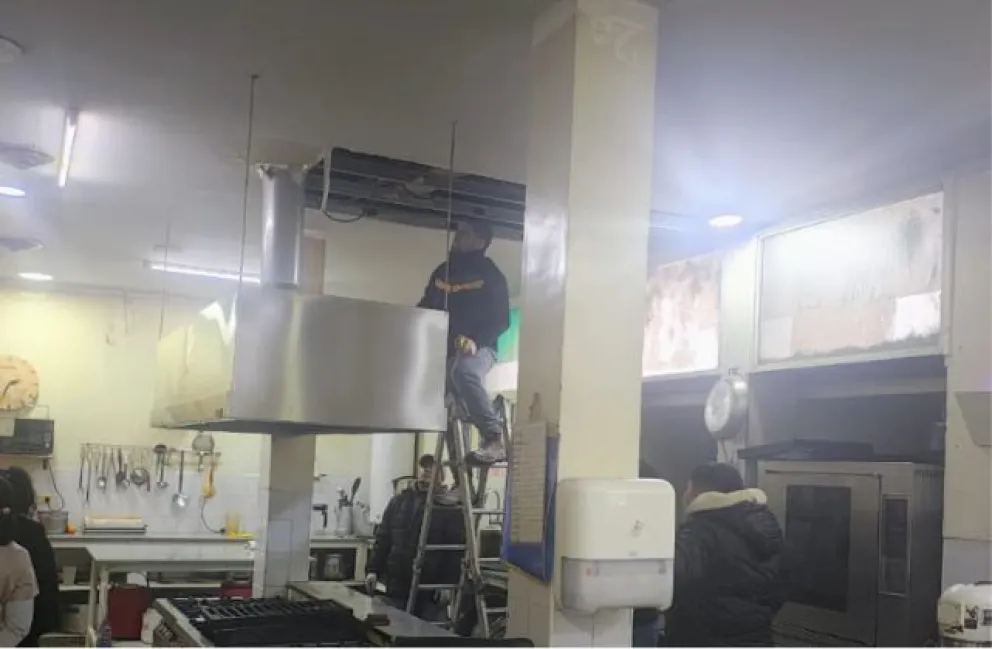 La reparación en el sector de la cocina  tras el desprendimiento de parte del techo. 
