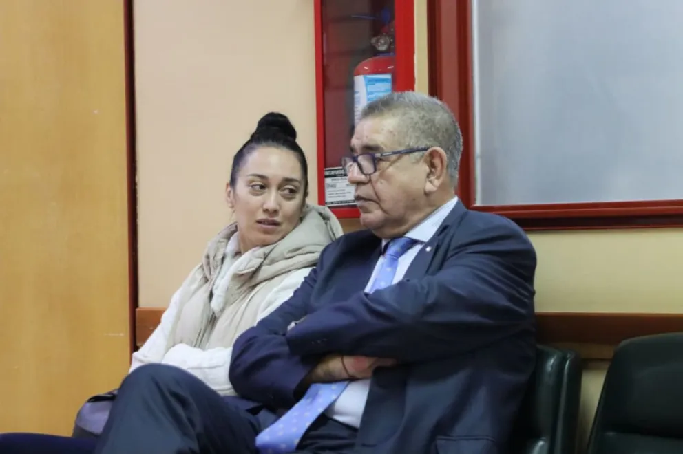 Mariela Fernanda Marzano junto a uno de sus abogados durante la audiencia realizada este viernes en los Tribunales Federales de Roca. Foto: Tania Domenicucci.