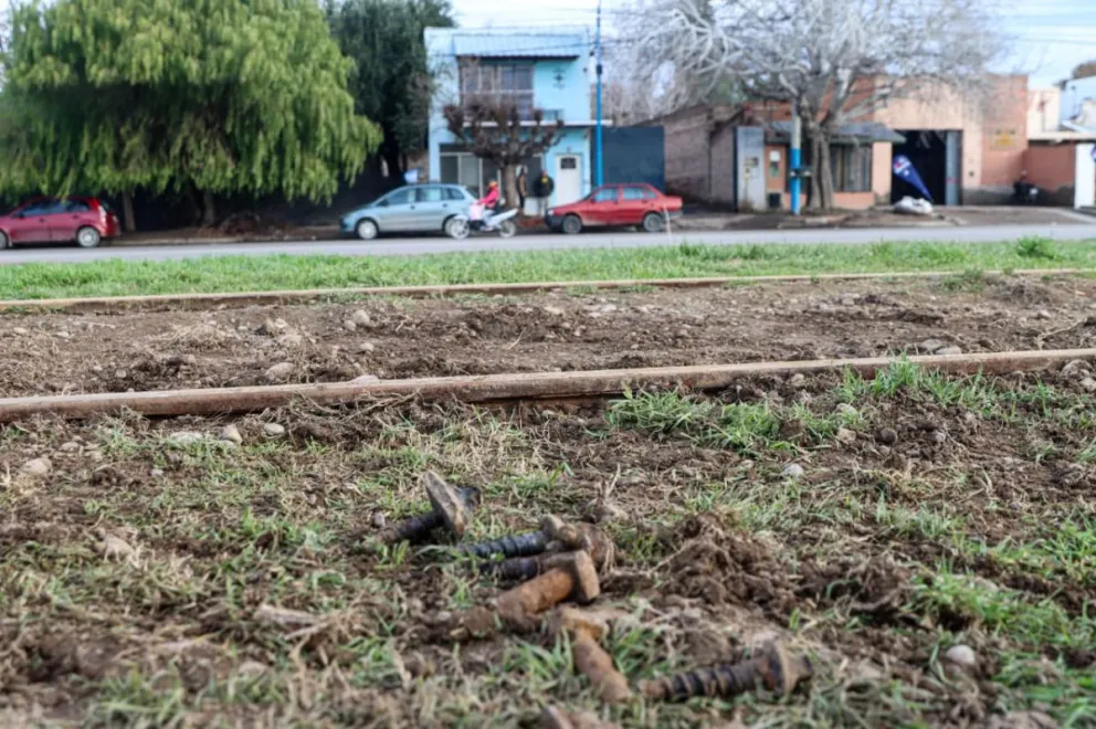 Durante una hora los operarios trabajaron y lograron reparar las vías. Foto Tania Domenicucci