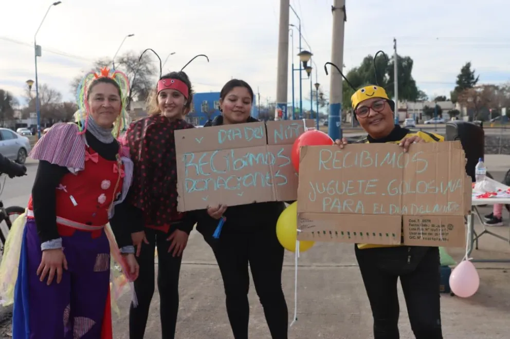 Mañana van a reunirse otra vez para vender tortas fritas y juntar fondos. Foto Tania Domenicucci