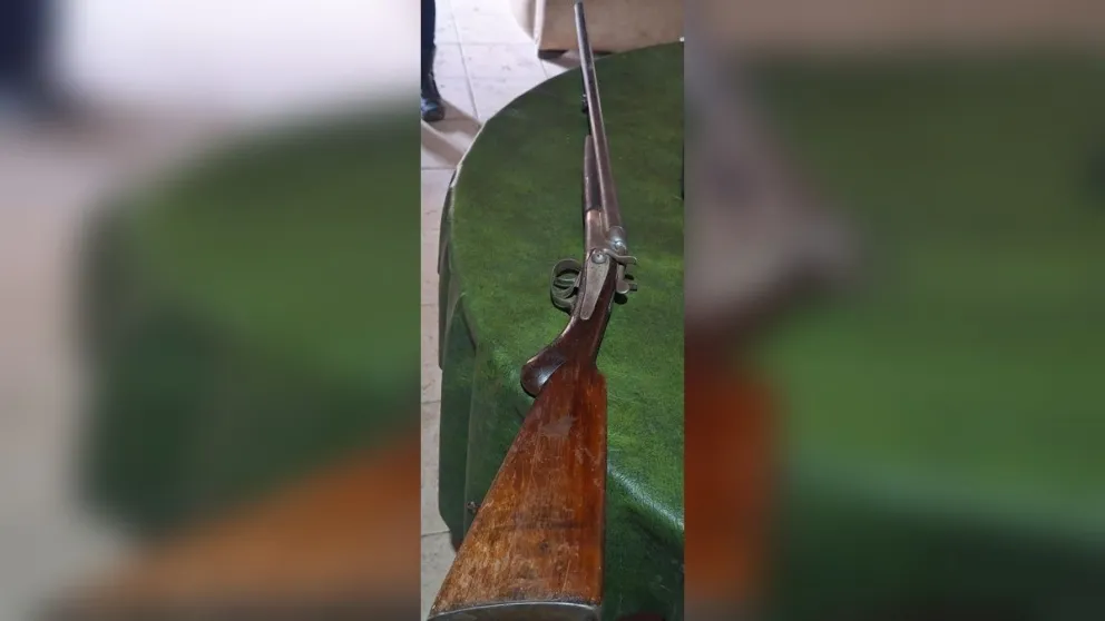 La Policía secuestró la escopeta durante el allanamiento ordenado por la Justicia. Foto: gentileza
