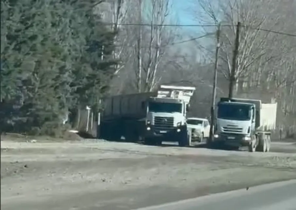 Vecinos dejaron registro de camiones municipales realizando tareas este domingo en le acceso a barrios privados de la ciudad. (Foto: captura)