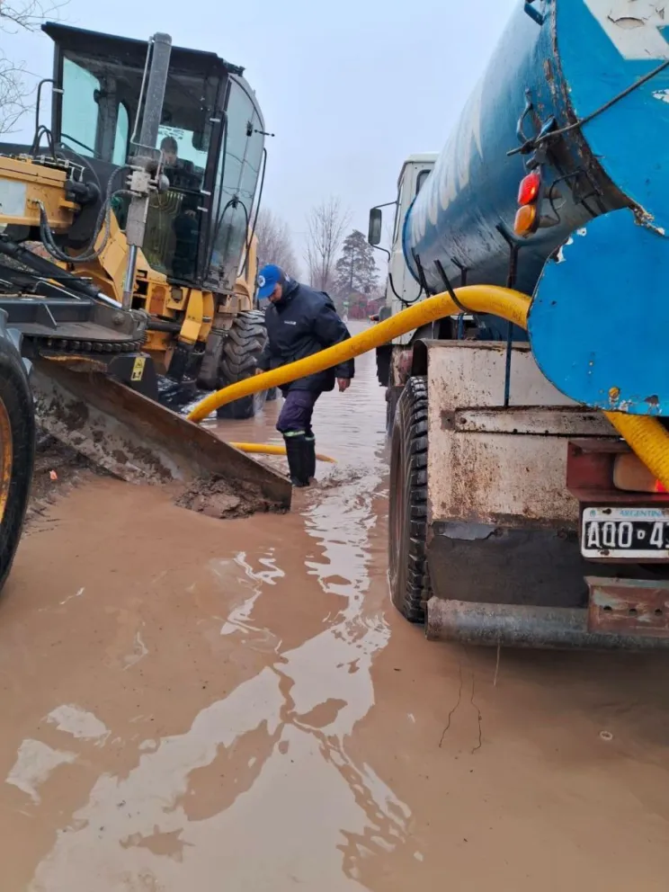 El Municipio desplegó un amplio operativo para atender zonas críticas y normalizar la circulación. (Foto: Municipio de Roca)