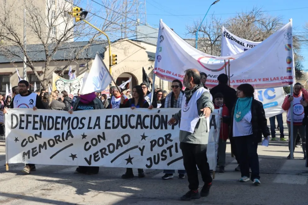 Unter y ATE participaron de la movilización que se realizó en Avenida Roca y Tucumán. Foto Tania Domenicucci-ANR