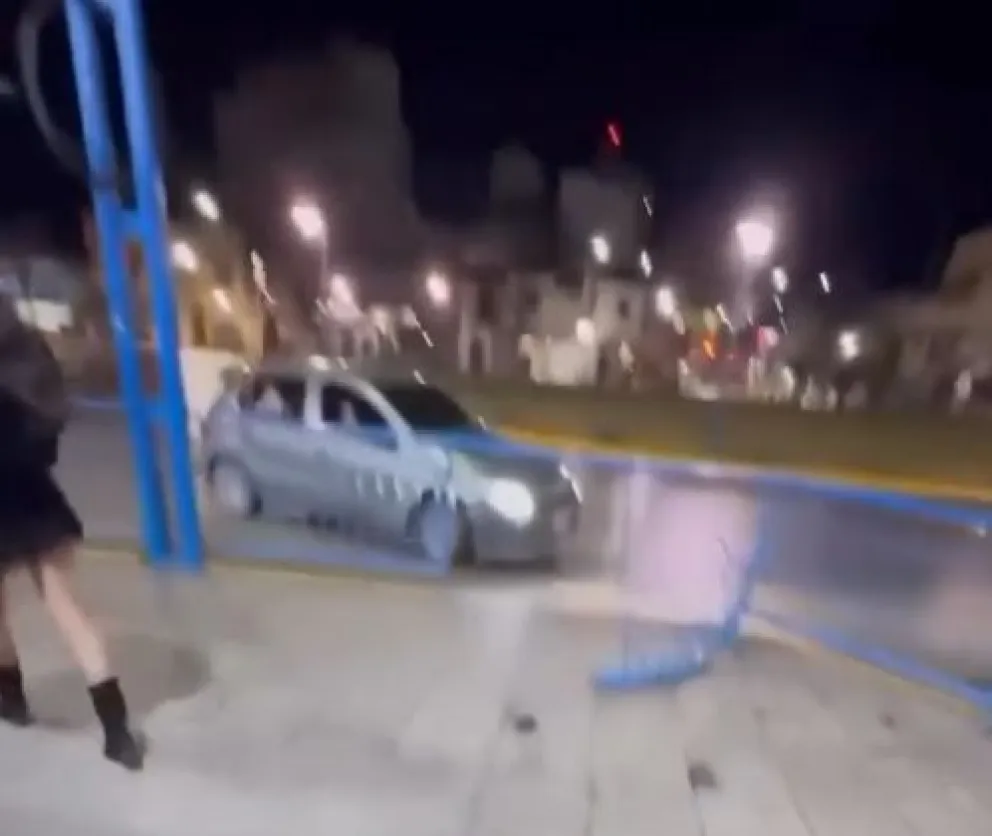 El vehículo impactó contra las rejas de contención ubicadas en avenida Roca y 25 de Mayo y luego se retiró del lugar. Foto cortesía
