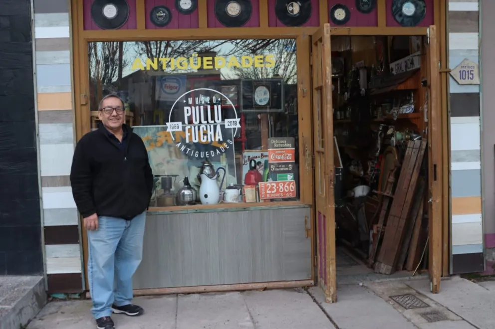 Hugo Carballo es coleccionista desde los 15 años y conserva en su museo objetos que forman parte de la historia de Roca y de otras épocas. Foto Tania Domenicucci-ANR