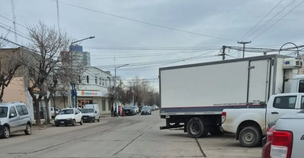 El camión sobresalía del espacio de estacionamiento a 45 grados y ocupaba parte de la calle, lo que obligaba a los automovilistas a abrirse para continuar la marcha. Foto: Gentileza.