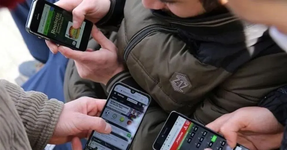 Uno de cada cuatro adolescentes consultado, ya apostó mediante su celular. (Foto: web)