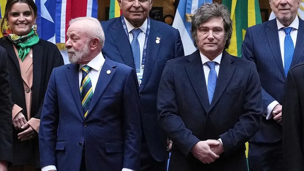 Lula da Silva junto a Javier Milei. 