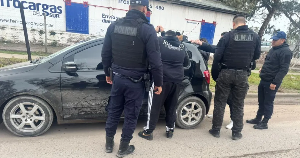 Personal policial interceptó el Volkswagen Fox en el que se desplazaban los tres hombres demorados durante la investigación por un presunto intento de robo de vehículos en Roca. Foto: Policía Río Negro