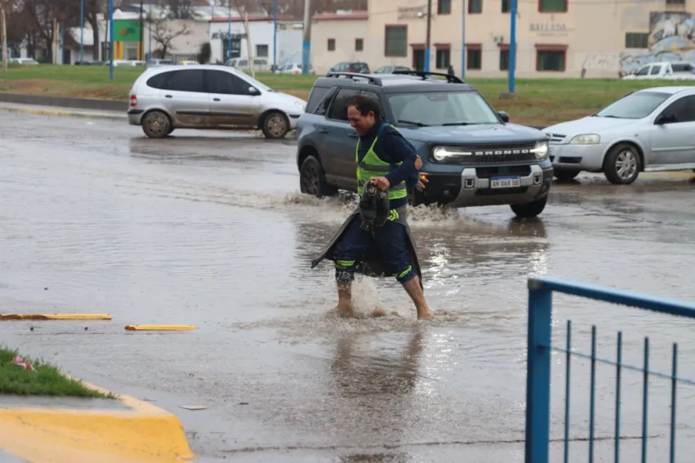 La intensa lluvia volvió a dejar calles completamente anegadas en distintos sectores de General Roca y complicó la circulación de vecinos y vehículos. Foto Tania Domenicucci-ANR
