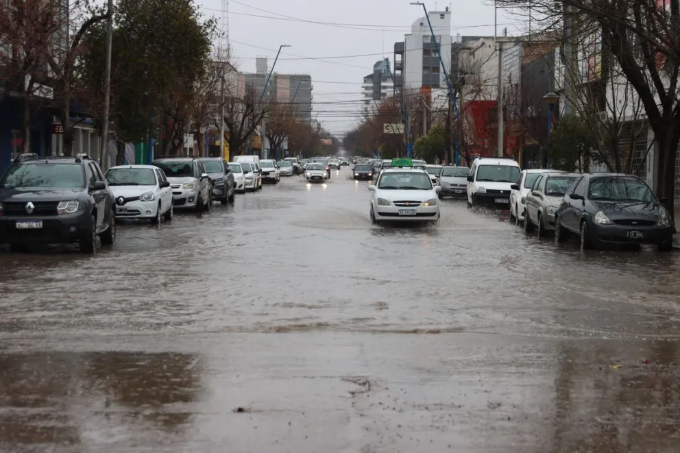 Las precipitaciones de los últimos días provocaron anegamientos en distintos sectores de la ciudad, una situación que especialistas atribuyen a problemas estructurales y de planificación urbana. Foto Tania Domenicucci-ANR