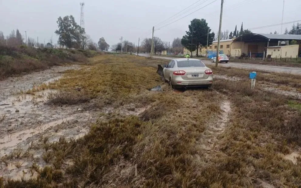 El auto quedó a pocos metros de una calle rural de Godoy después de despistarse por el agua en la 22 y volar sobre las vías del ferrocarril. (Foto: gentileza)