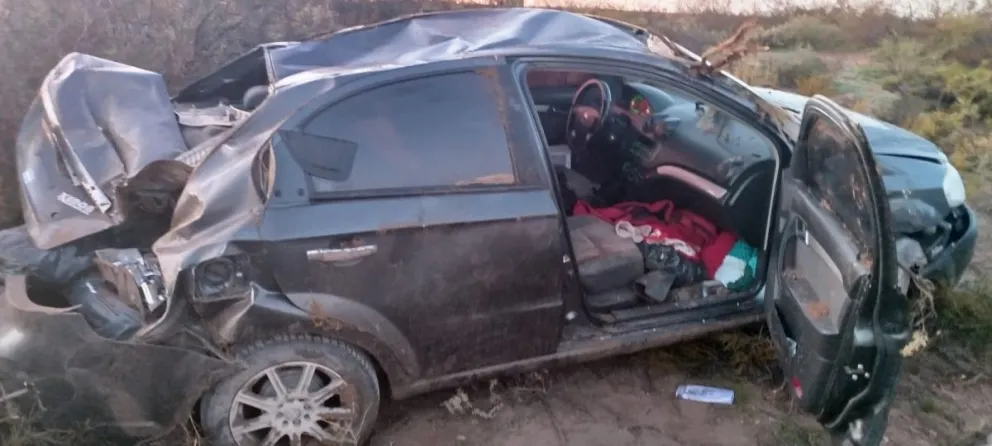 El Chevrolet Aveo terminó con importantes daños luego de salirse de la Ruta Nacional 151, a la altura de Catriel. Foto: gentileza