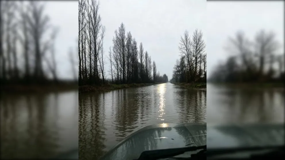 La calle permanece repleta de agua y se vuelve intransitable. Foto: gentileza