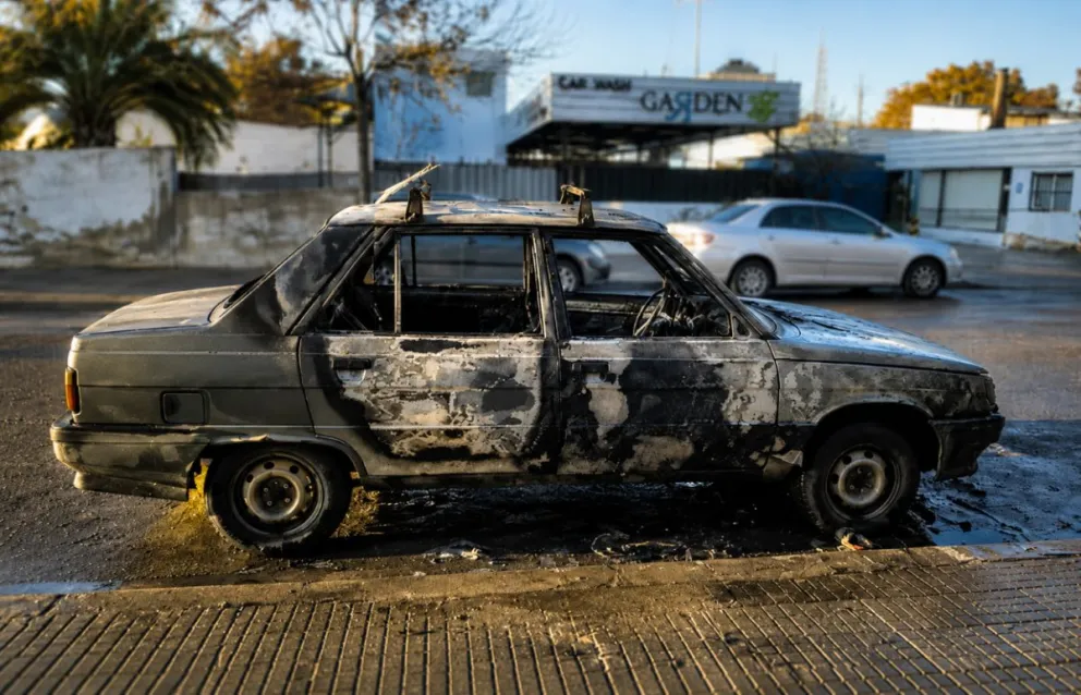 El Renault 9 sufrió daños totales tras el incendio ocurrido este jueves por la mañana sobre calle Villegas. Foto: ANR.
