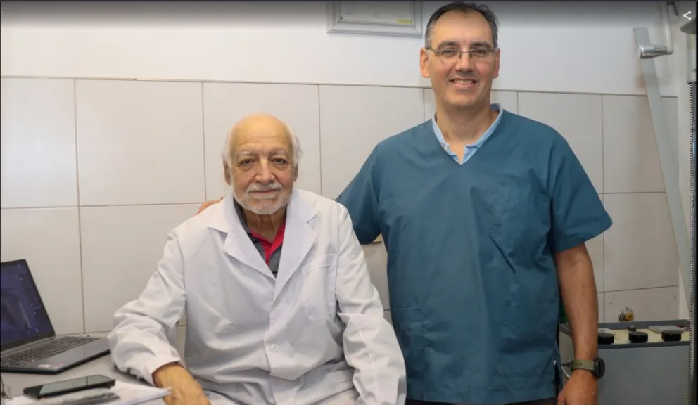 Daniel Carrillo lleva casi cinco décadas ejerciendo la medicina veterinaria en en Roca y hoy comparte la profesión junto a su hijo Nicolás. Foto Tania Domenicucci-ANR