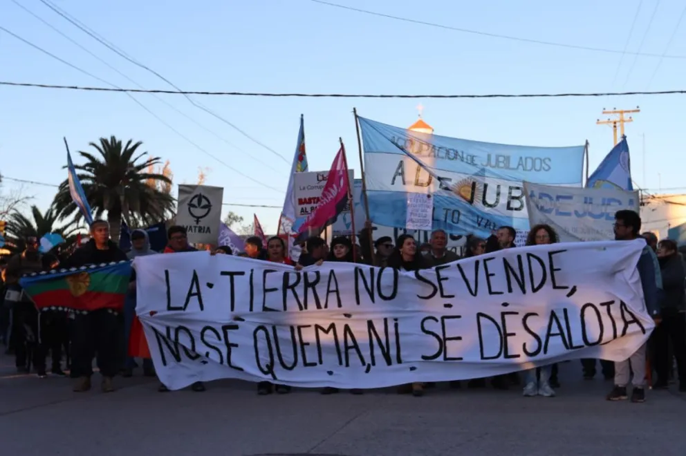 La movilziación comenzó pasadas las 18 por las calles céntricas de la ciudad. Fotos Tania Domenicucci