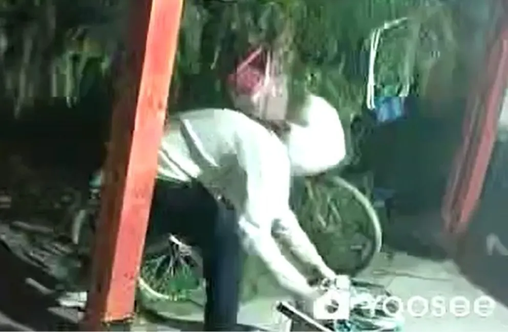 Las cámaras grabaron el momento en que el hombre tomó el equipo para llevárselo. 
