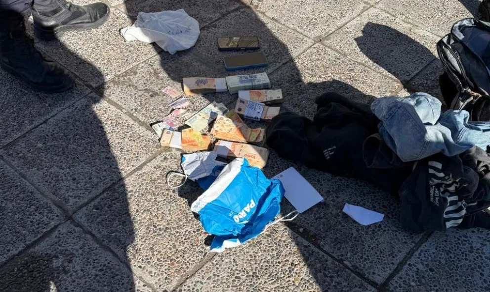 Dinero en efectivo y tel&eacute;fonos celulares recuperados durante el procedimiento. Foto: Polic&iacute;a de R&iacute;o Negro.