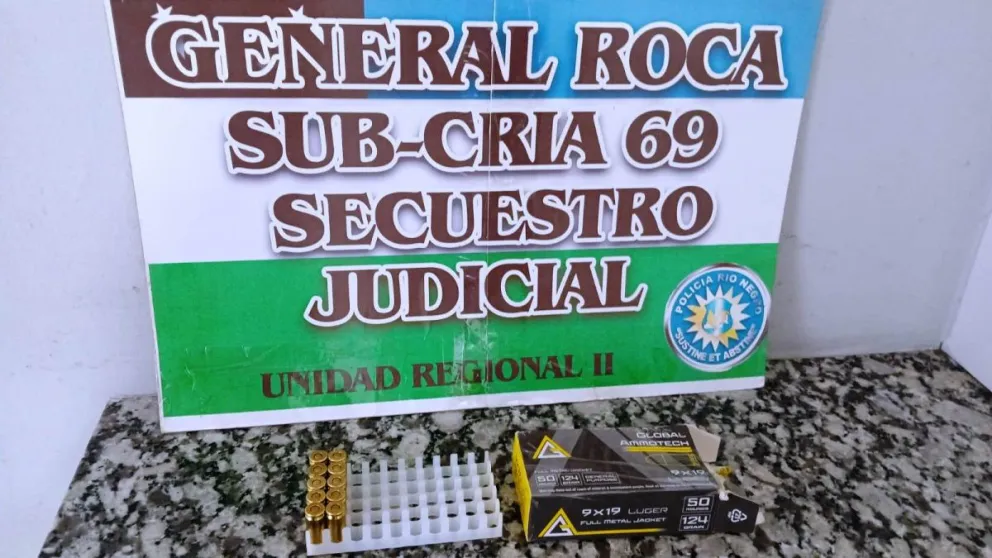 Las diez balas calibre 9 milímetros secuestradas durante el allanamiento. Foto: Policía de Río Negro.