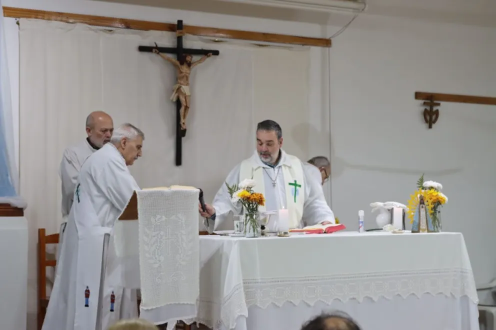 El padre Javier preside una celebración en la capilla de San Cayetano, que depende de la Parroquia Cristo Resucitado. Foto: Tania Domenicucci archivo.