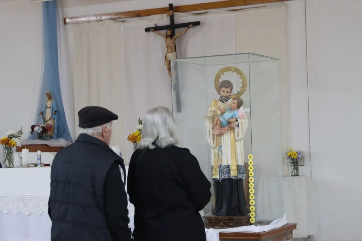 Fieles rezan frente a la imagen de San Cayetano durante una celebraci&oacute;n en la capilla de G&uuml;emes y Chaco. Foto: Tania Domenicucci archivo.