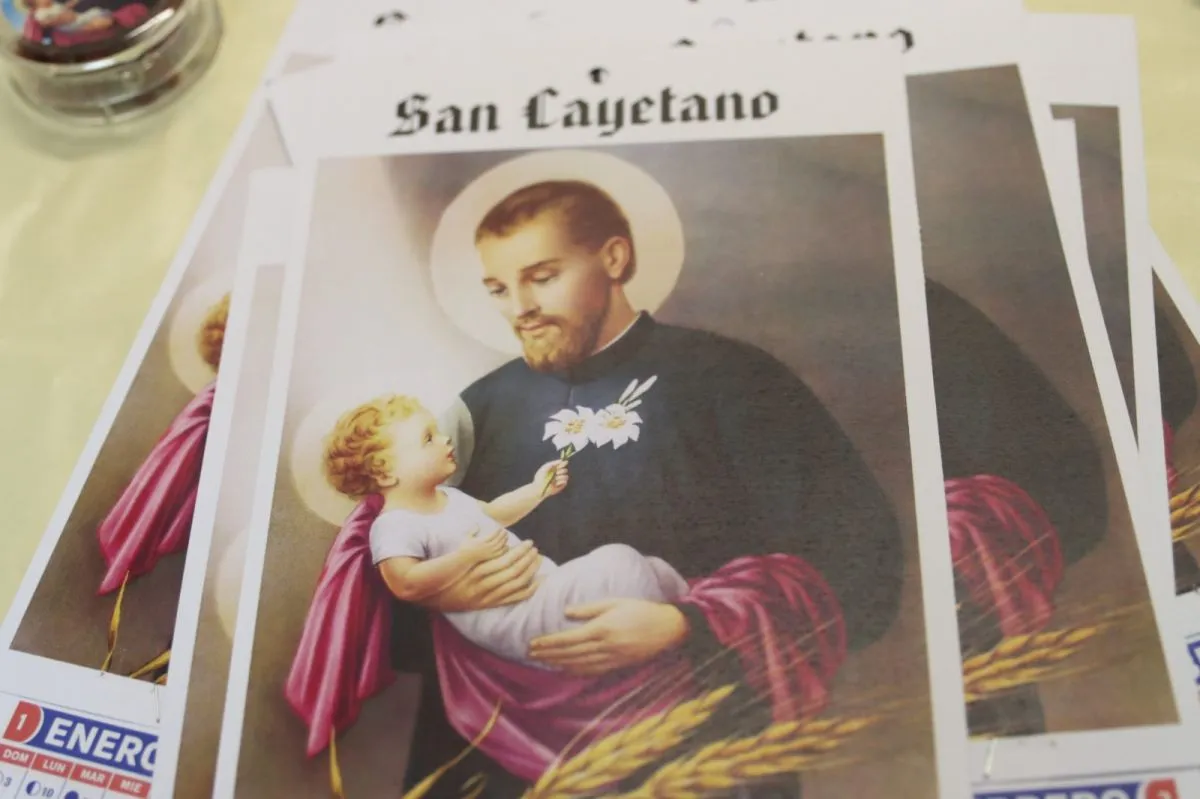 Estampas de San Cayetano, el santo al que miles de fieles encomiendan cada a&ntilde;o el pan, el trabajo y la salud. Foto: Tania Domenicucci archivo.
