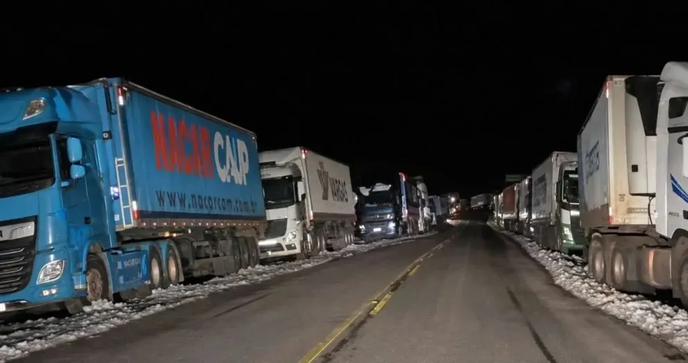 Tránsito paralizado en pasos fronterizos obligó a permanecer en la frontera a camiones de carga. Foto: gentileza La Angostura Digital.
