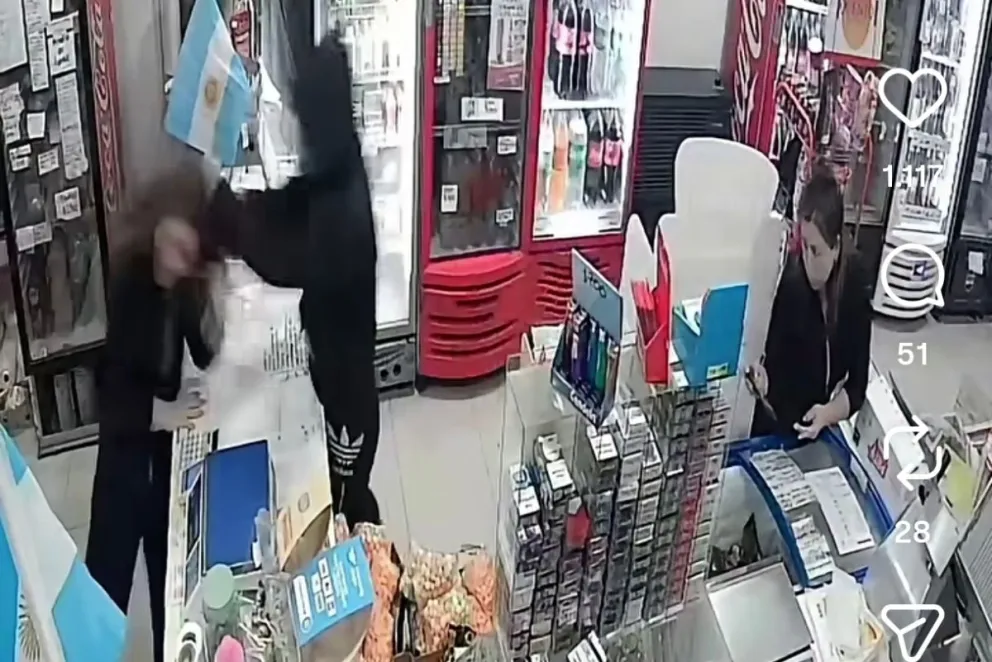 La mujer agredió fisicamente a una empleada de comercio y generó disturbios. 