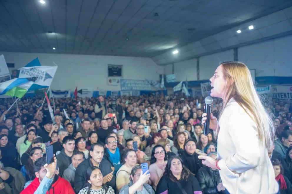 Militantes peronistas, sindicales y de otras fuerzas políticas afines concurrieron al acto para escuchar las palabras de Emilia Soria en su lanzamiento como precandidata a la gobernación de Río Negro. (Foto: gentileza)