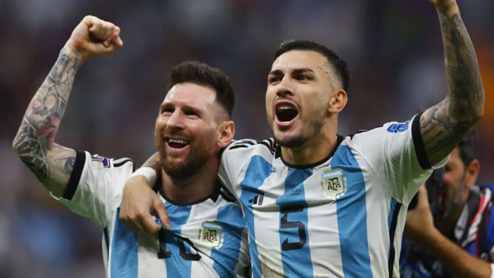 Lionel Messi y Leandro Paredes. 