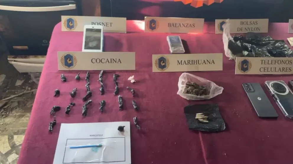 Los elementos secuestrados durante el allanamiento en el norte de Roca. Foto: Policía Federal Argentina.