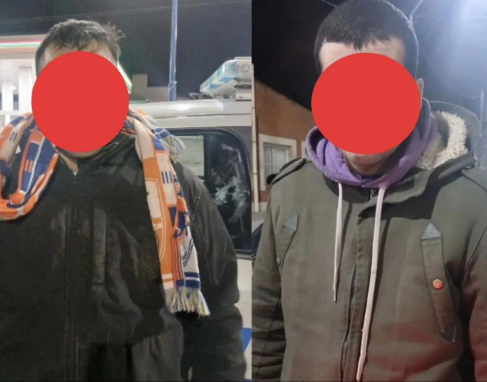 Los dos hombres quedaron detenidos por el robo al comercio céntrico. Foto: Policía de Río Negro.