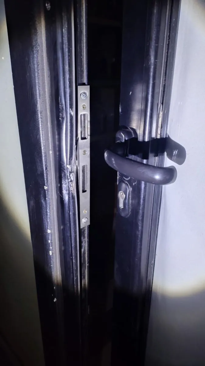 La puerta de ingreso al comercio fue forzada durante el robo. Foto: Polic&iacute;a de R&iacute;o Negro.
