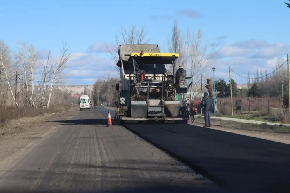 Trabajos de repavimentación sobre la Ruta Provincial 6. Foto: Tania Domenicucci