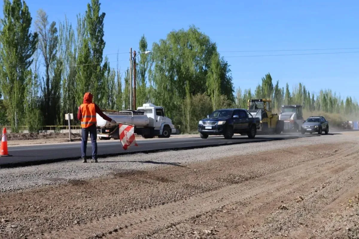 Trabajos sobre la calzada durante la repavimentaci&oacute;n de la Ruta 6. Foto: Tania Domenicucci