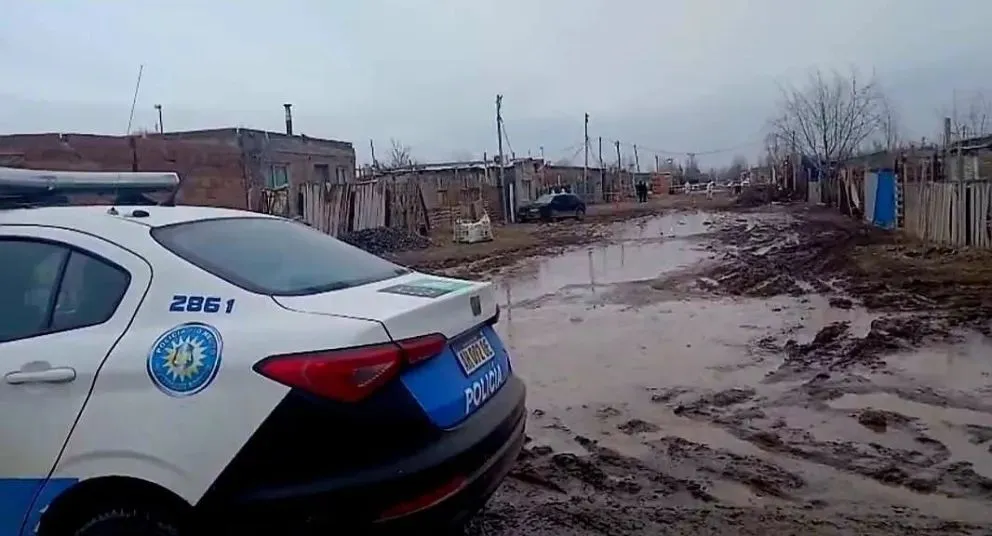 Personal fiscal y policial trabajó en la vivienda del barrio Nuevo. Foto: gentileza